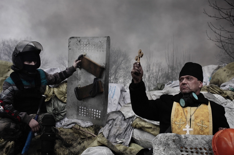 II nagroda w kategorii “Spot News”, Kijów, Ukraina. Reportaże.

Jeden z protestujących wzywa pomoc medyczną dla postrzelonego kolegi.

Fot. Jérôme Sessini, Francja, Magnum Photos dla De Standaard.